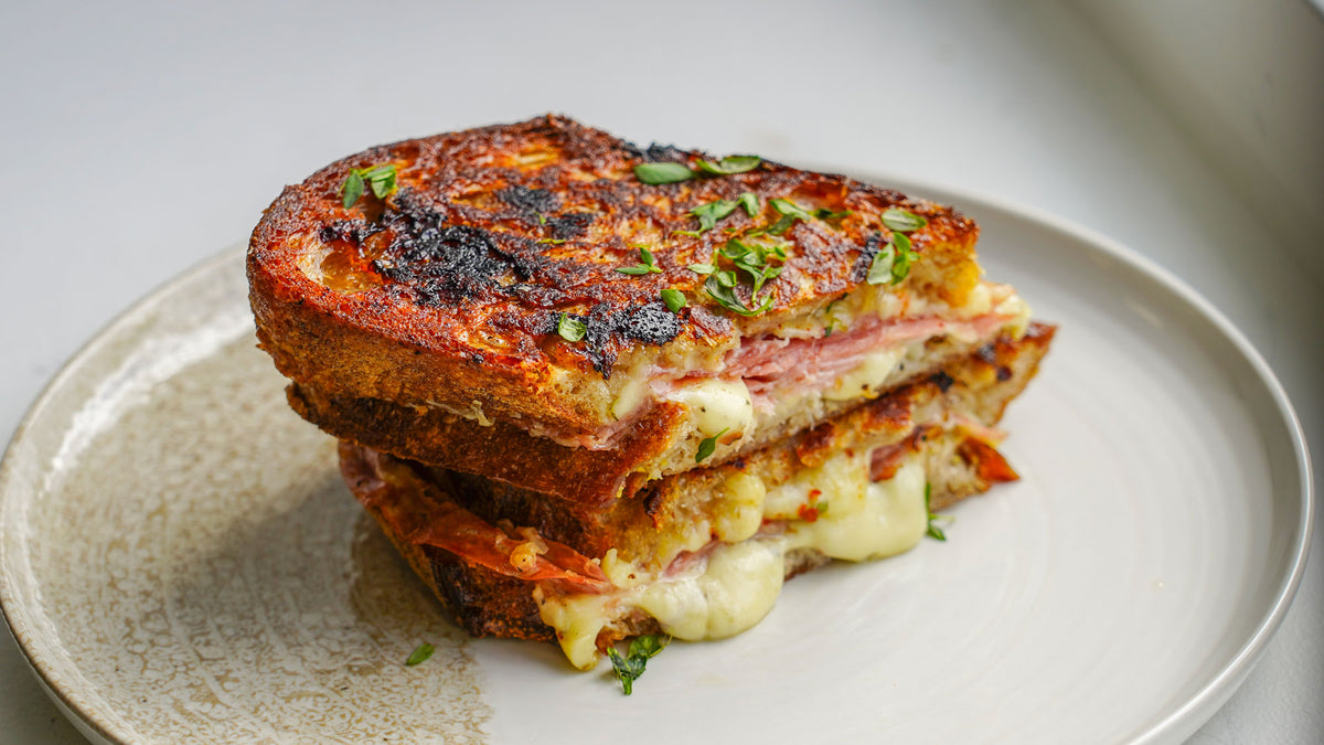 Luxuriöses Grilled Cheese mit Charcuterie
