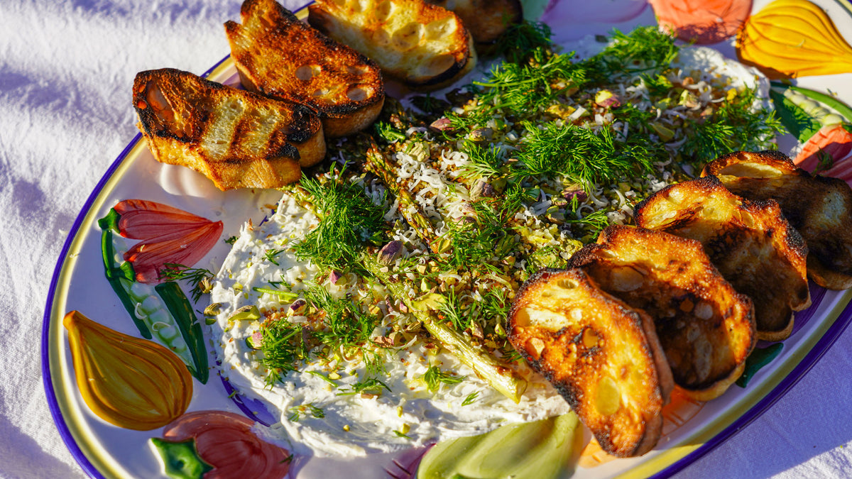 Gegrillter Spargel mit aufgeschlagenem Feta, knusprigem Panko & gegrilltem Brot