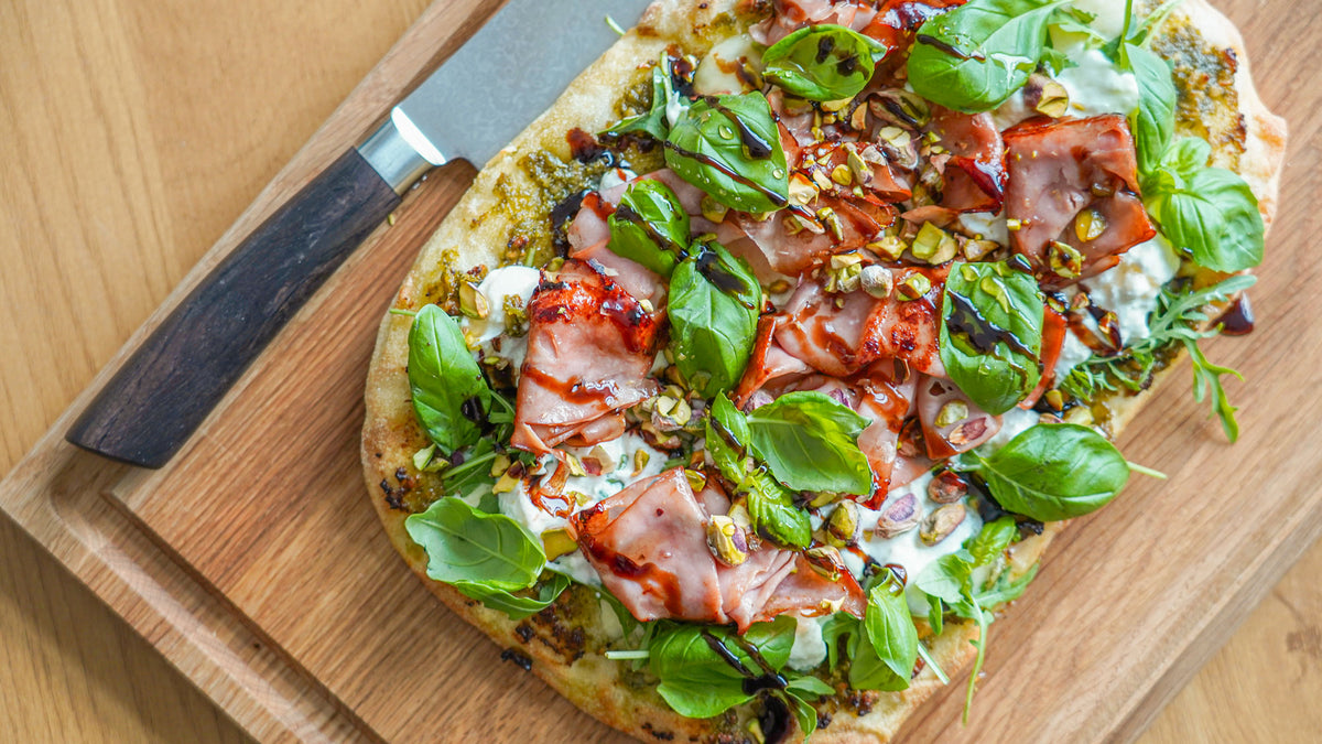 Knusprige Pinsa mit in Honig gebratener Mortadella, Burrata & Pistazien
