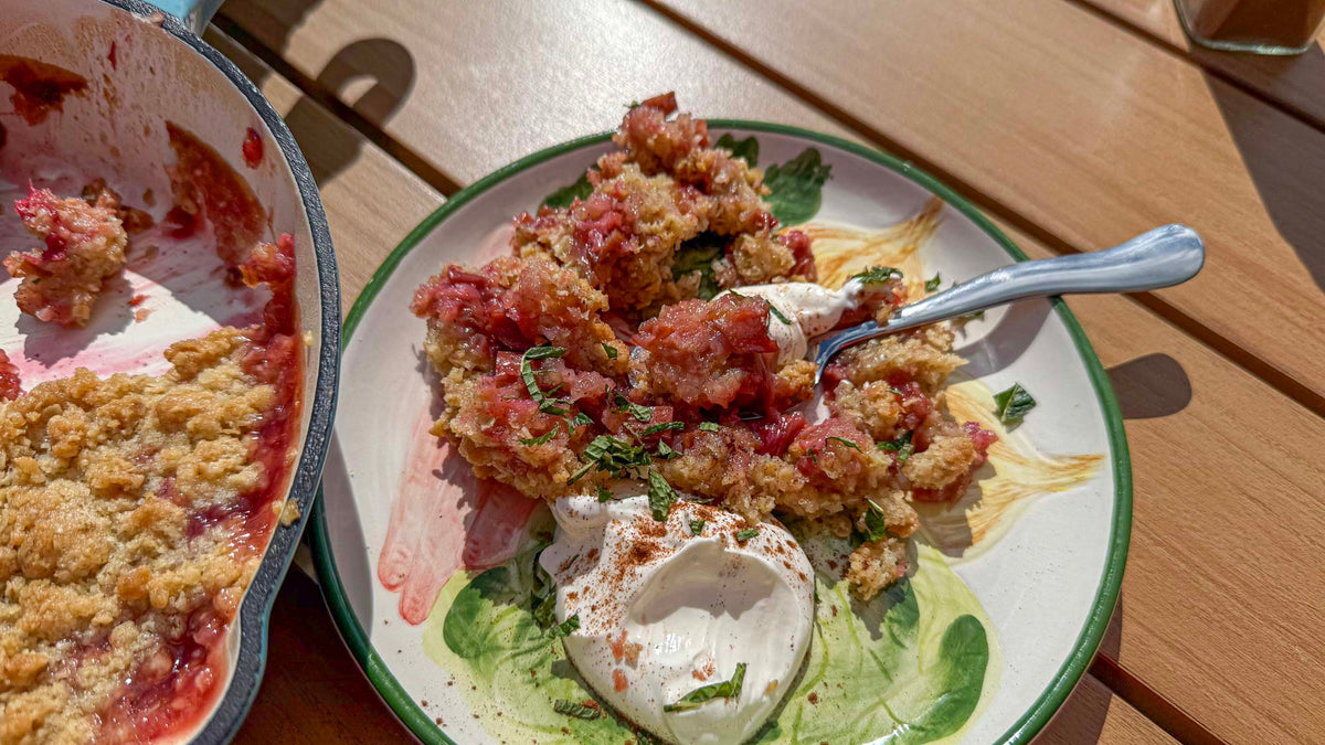 Sommer-Crumble mit frischem Rhabarber und Minze