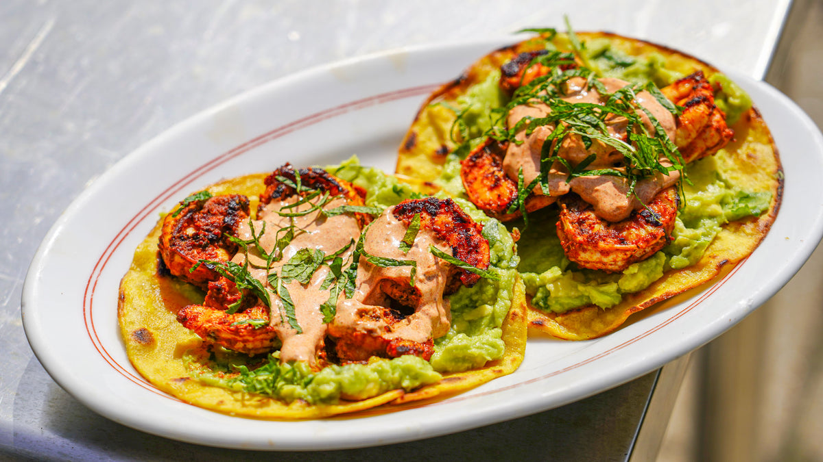Tostadas mit Garnelen, Avocado und Chipotle-Dressing