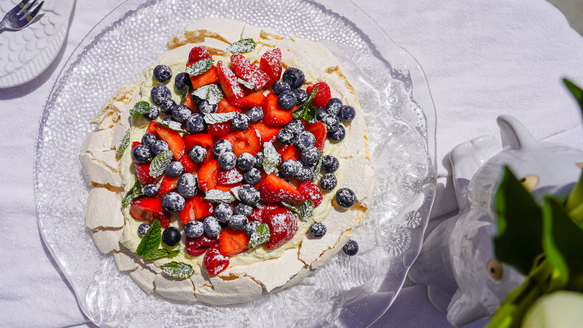 Klassische Pavlova mit frischen Beeren & Minze