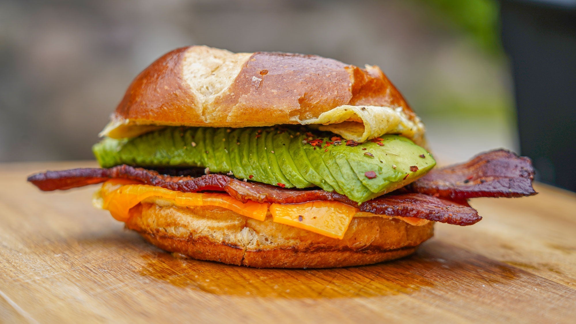 Breakfast Brioche mit Ei, Cheddar, Bacon & Avocado