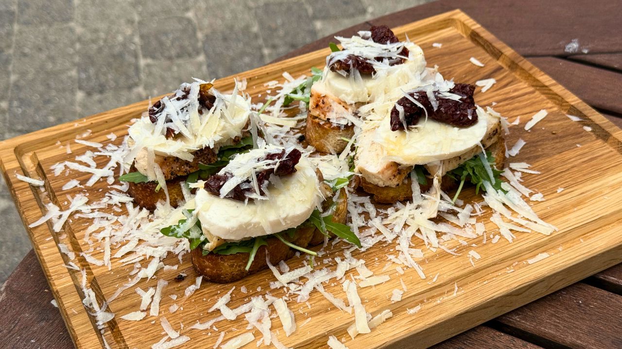 Bruschetta mit Hähnchen, Pesto, getrockneten Tomaten und frischem Mozzarella