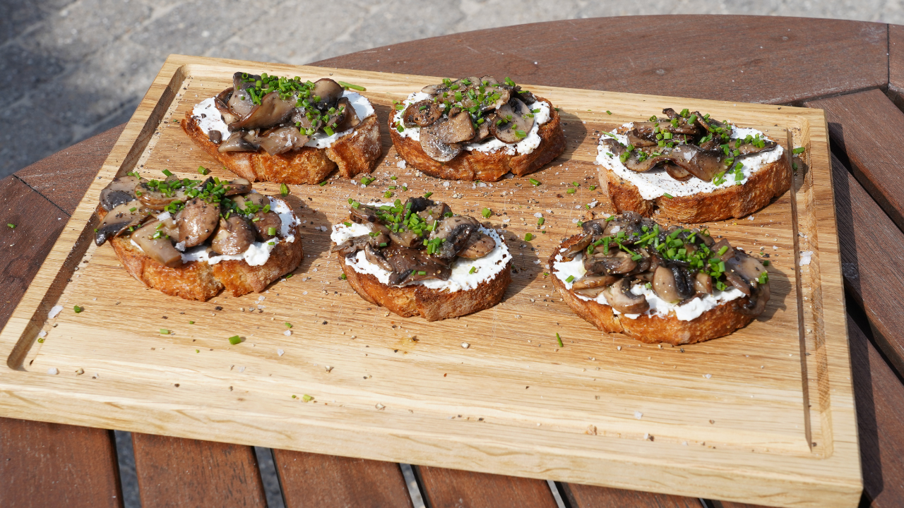 Bruschetta mit Pilzen, Knoblauch und Ricotta