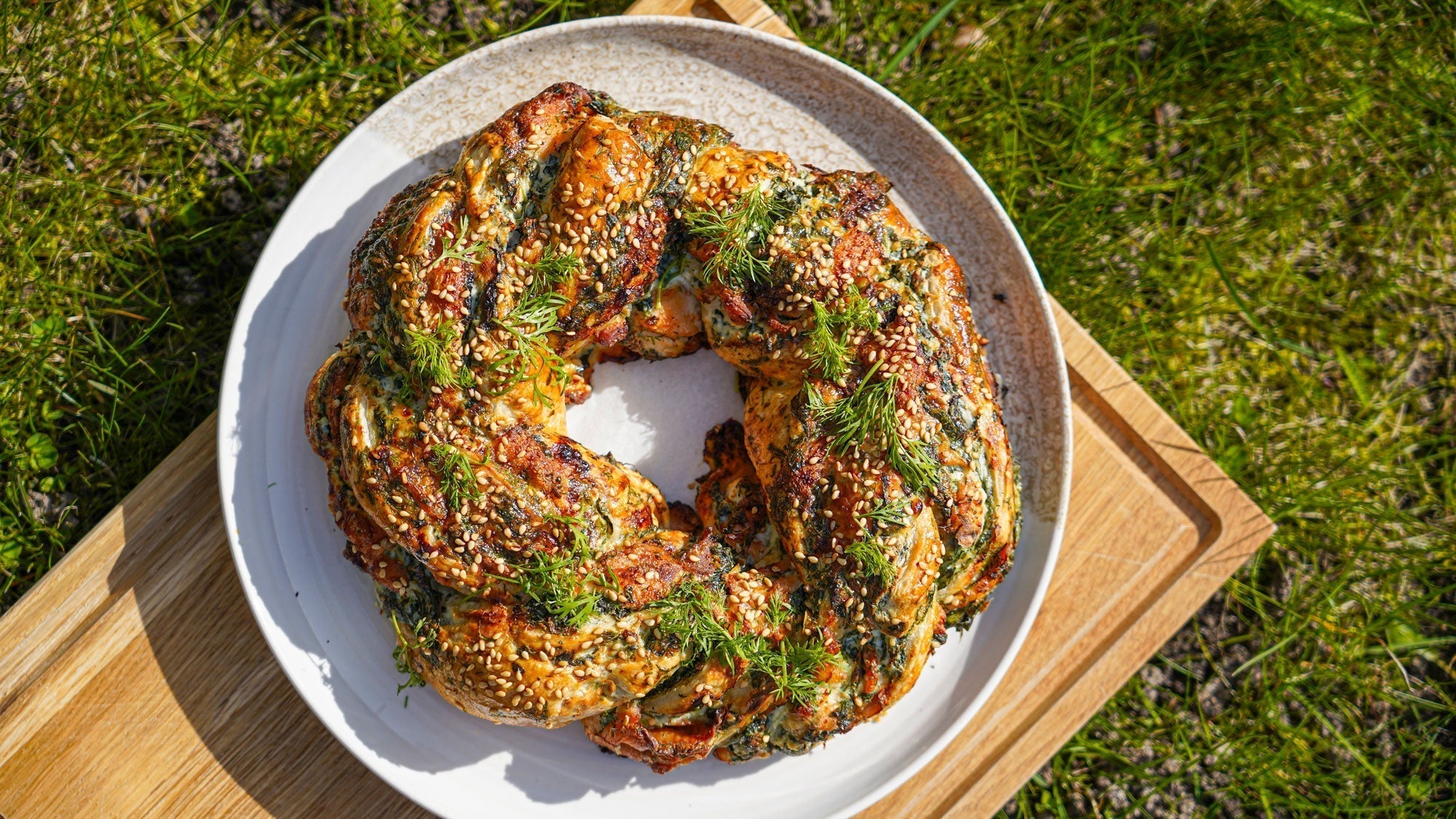 Blätterteigkranz mit Lachs, Frischkäse, Dill & Spinat