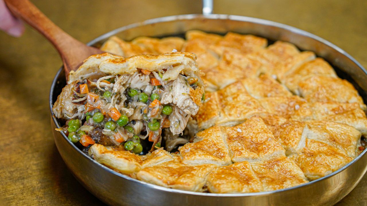 Chicken Pot Pie mit cremiger Hähnchenfüllung und knusprigem Blätterteig
