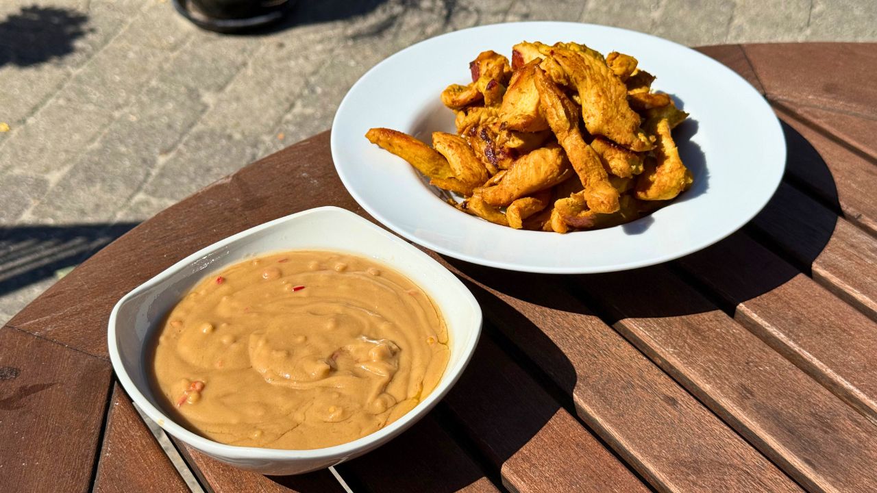 Chicken Satay mit Erdnusssauce