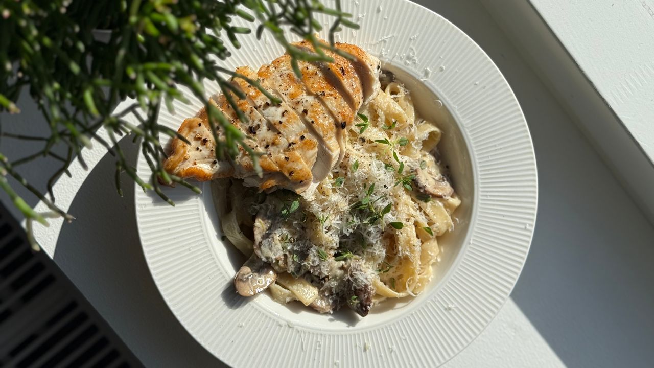 Cremige Pilzpasta mit Weißwein und Hähnchen – herzhaftes Comfort Food voller Geschmack