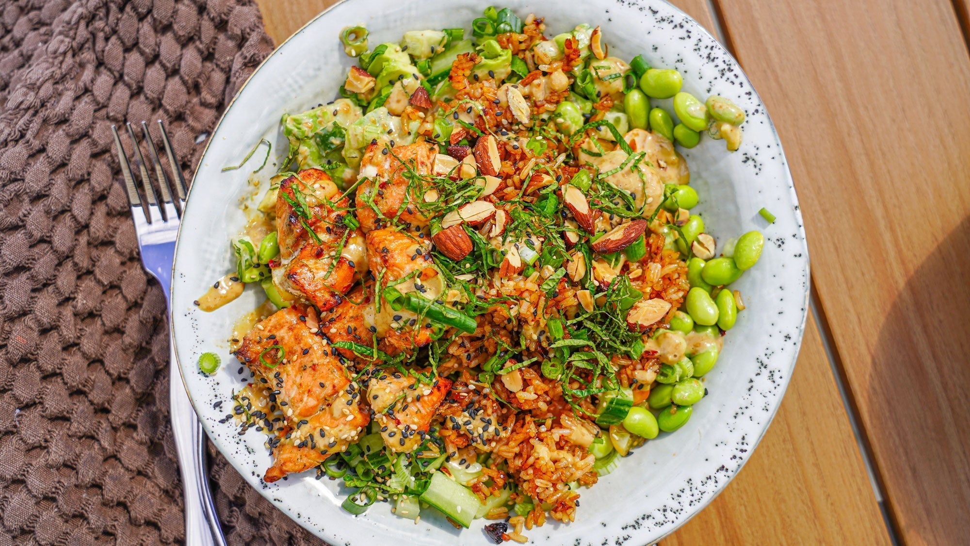 Crispy Rice Salad mit Lachs, Avocado, Edamame und Goma-Dressing