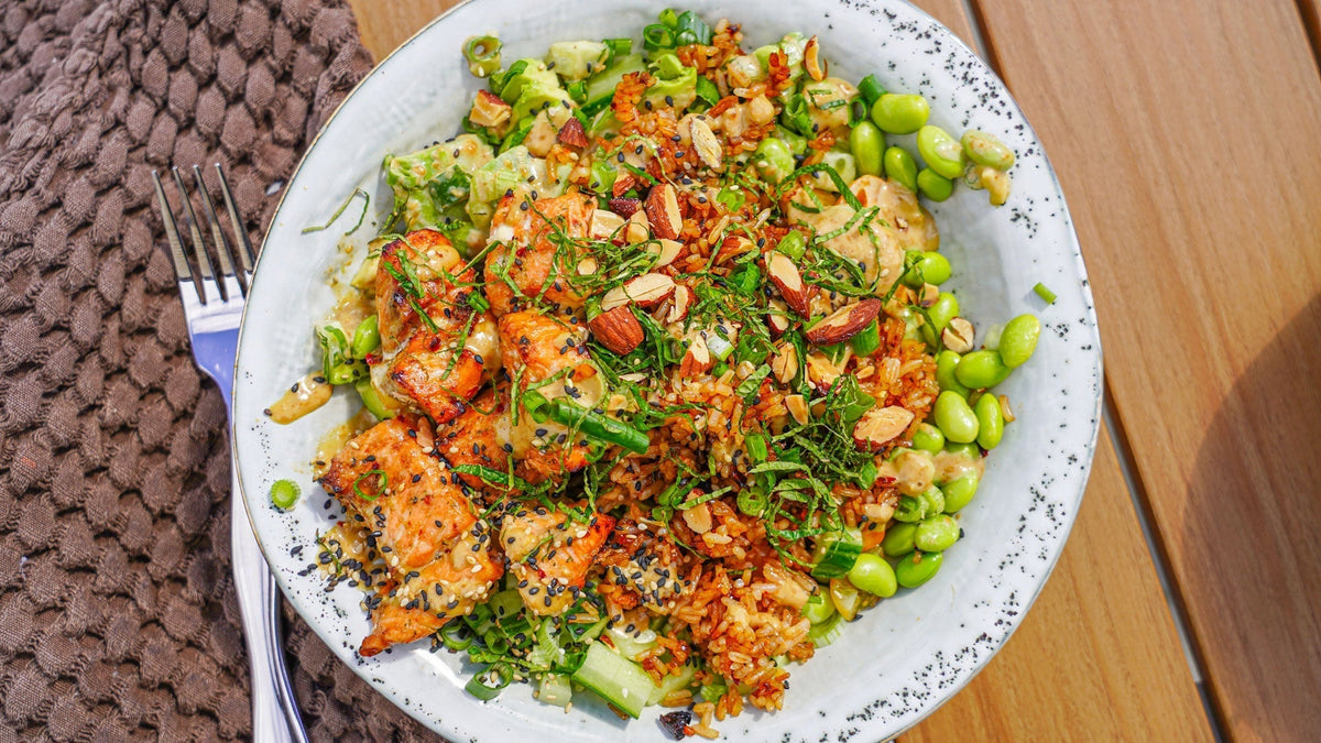 Crispy Rice Salad mit Lachs, Avocado, Edamame und Goma-Dressing