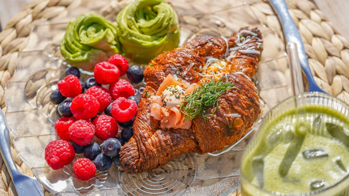 Croissants mit gebackenem Ei, Käse und kalt geräuchertem Lachs