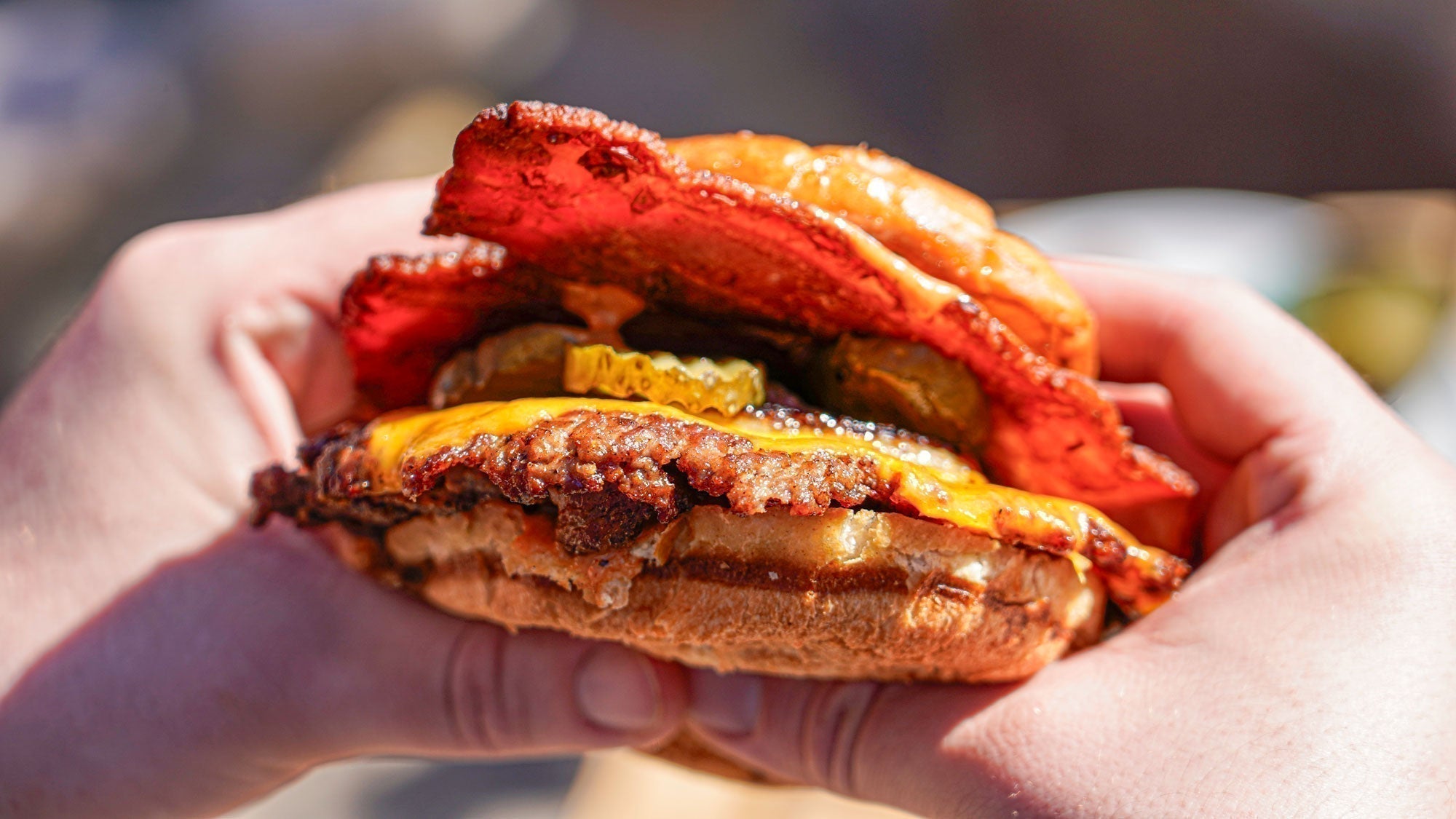 Double Smash Burger mit gegrillten Zwiebeln & hausgemachter Burgersauce
