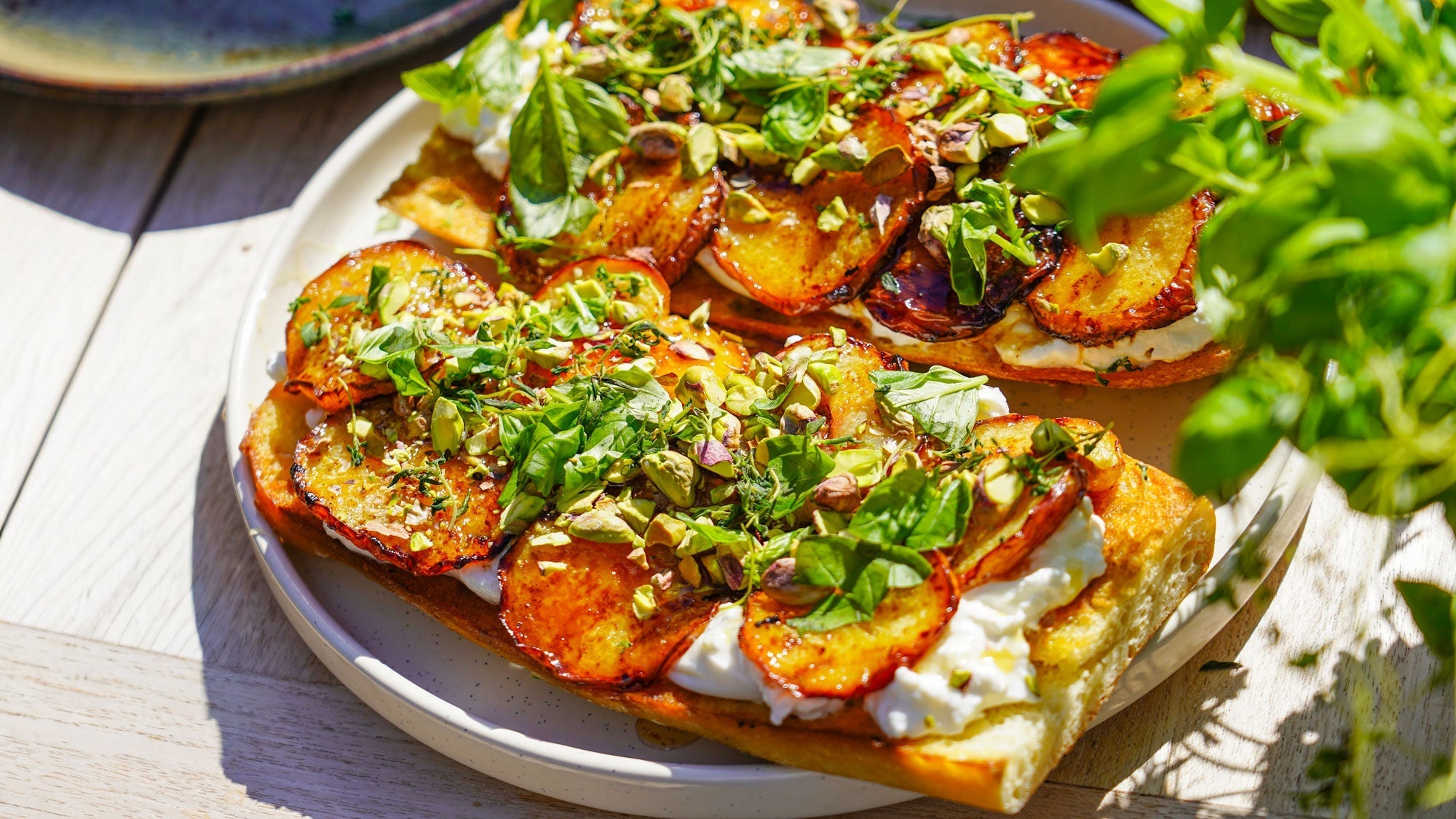 Geröstetes Sauerteigbrot mit gebratenem Pfirsich, Burrata, Honig & Pistazien
