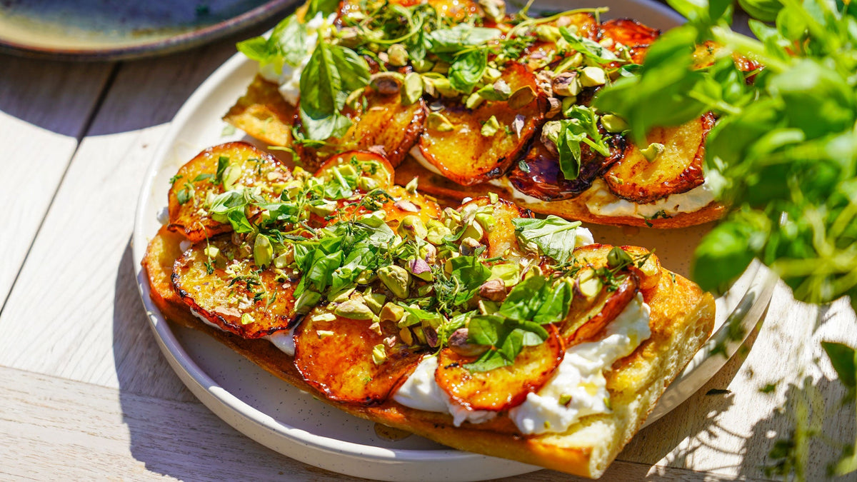 Geröstetes Sauerteigbrot mit gebratenem Pfirsich, Burrata, Honig & Pistazien