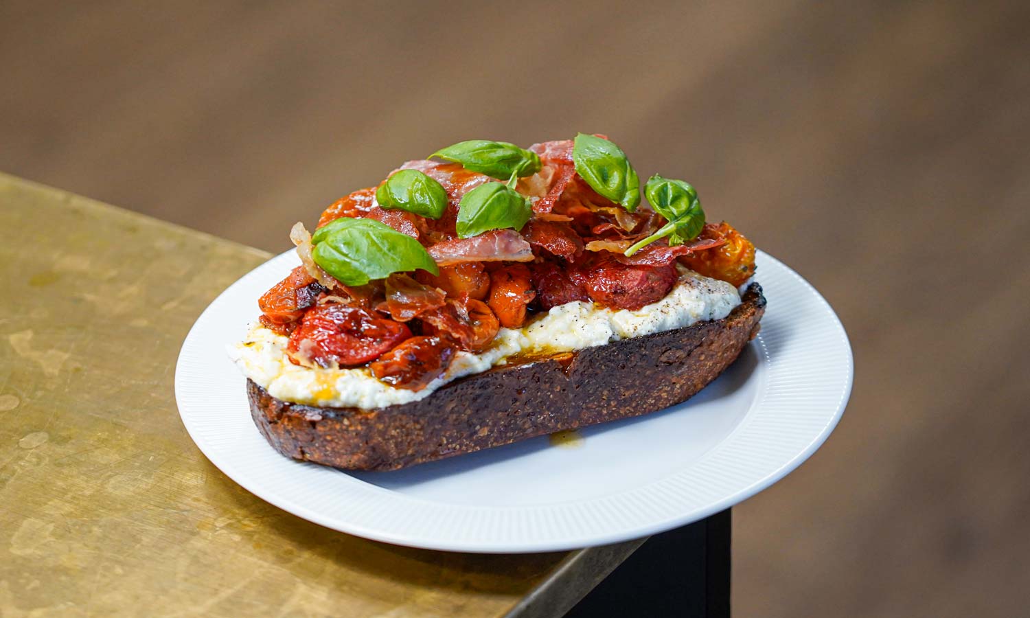 Geröstetes Sauerteigbrot mit Fetacreme & Ofenkirschtomaten
