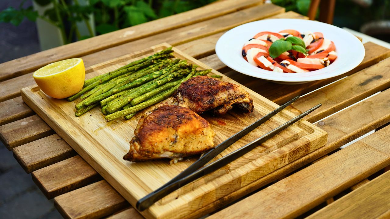 Gegrilltes Hähnchen mit knuspriger Haut, Spargel und frischem Tomatensalat