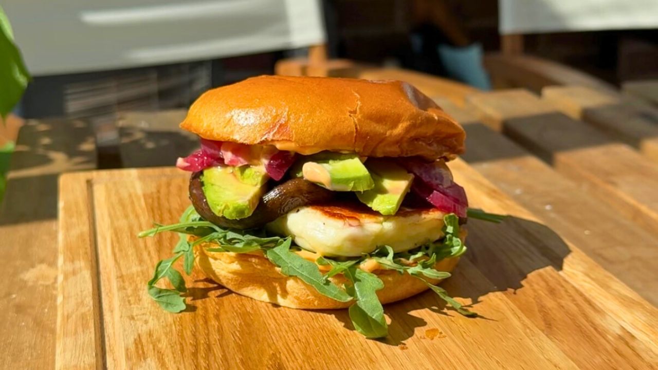 Halloumi-Burger mit Portobello, Chili-Mayo und eingelegten roten Zwiebeln