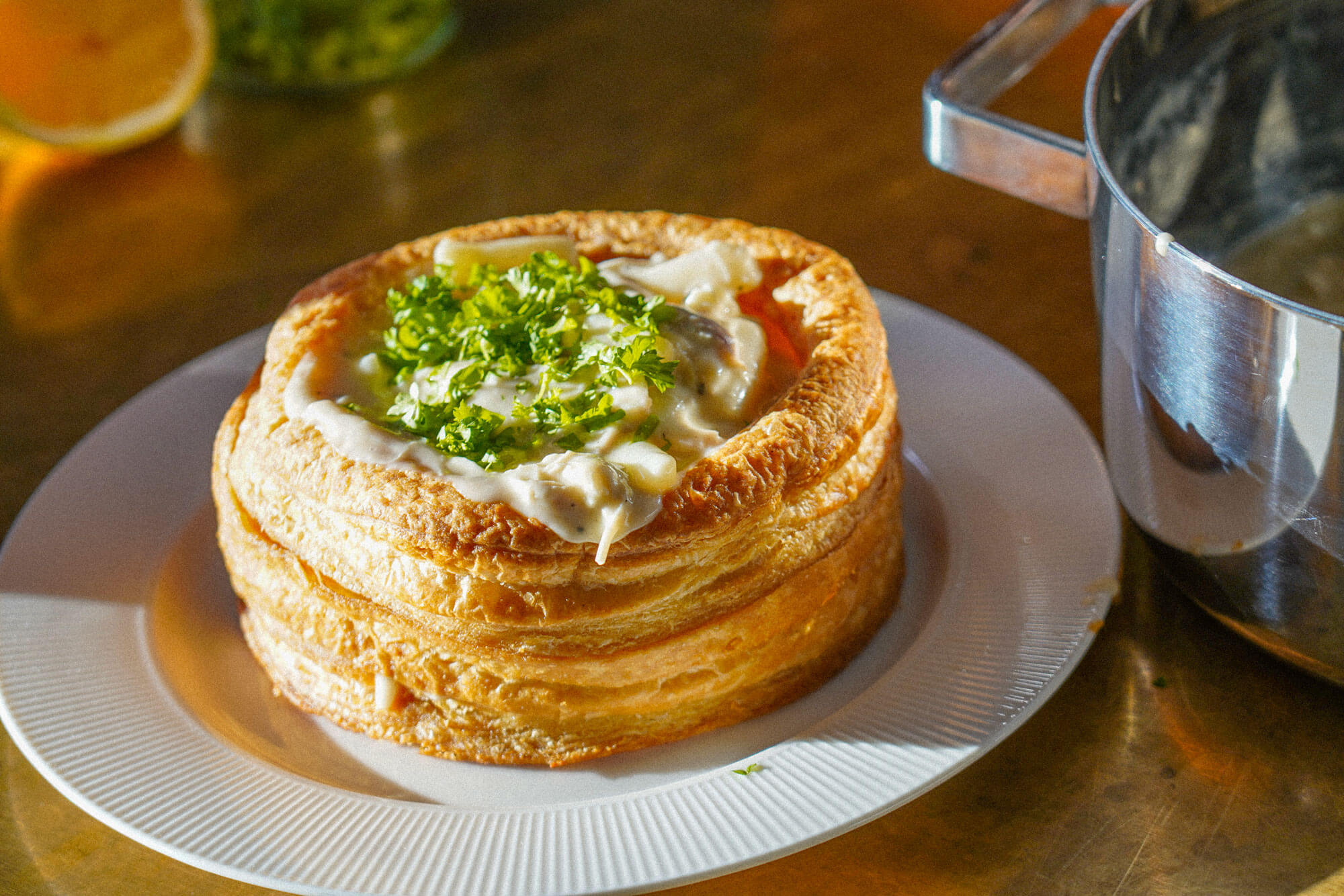 Huhn mit Spargel – klassisches Rezept in einer riesigen Pastetenschale