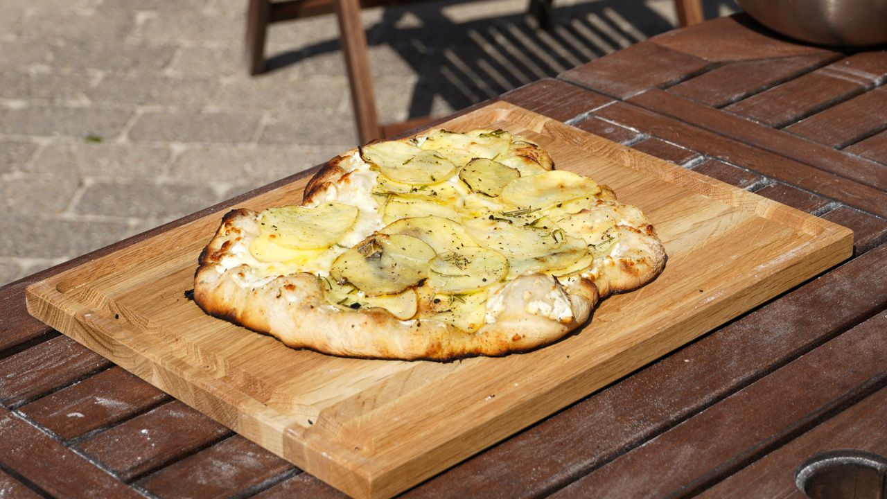Kartoffelpizza mit knusprigem Boden und cremigem Belag