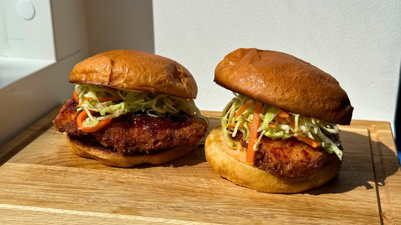 Korean-Fried-Chicken-Burger mit Sticky Glaze und knackigem Slaw