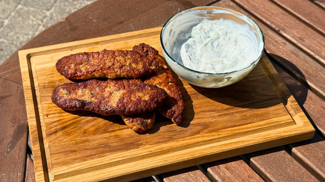 Hähnchen-Kofta mit frischen Kräutern und Joghurtdressing