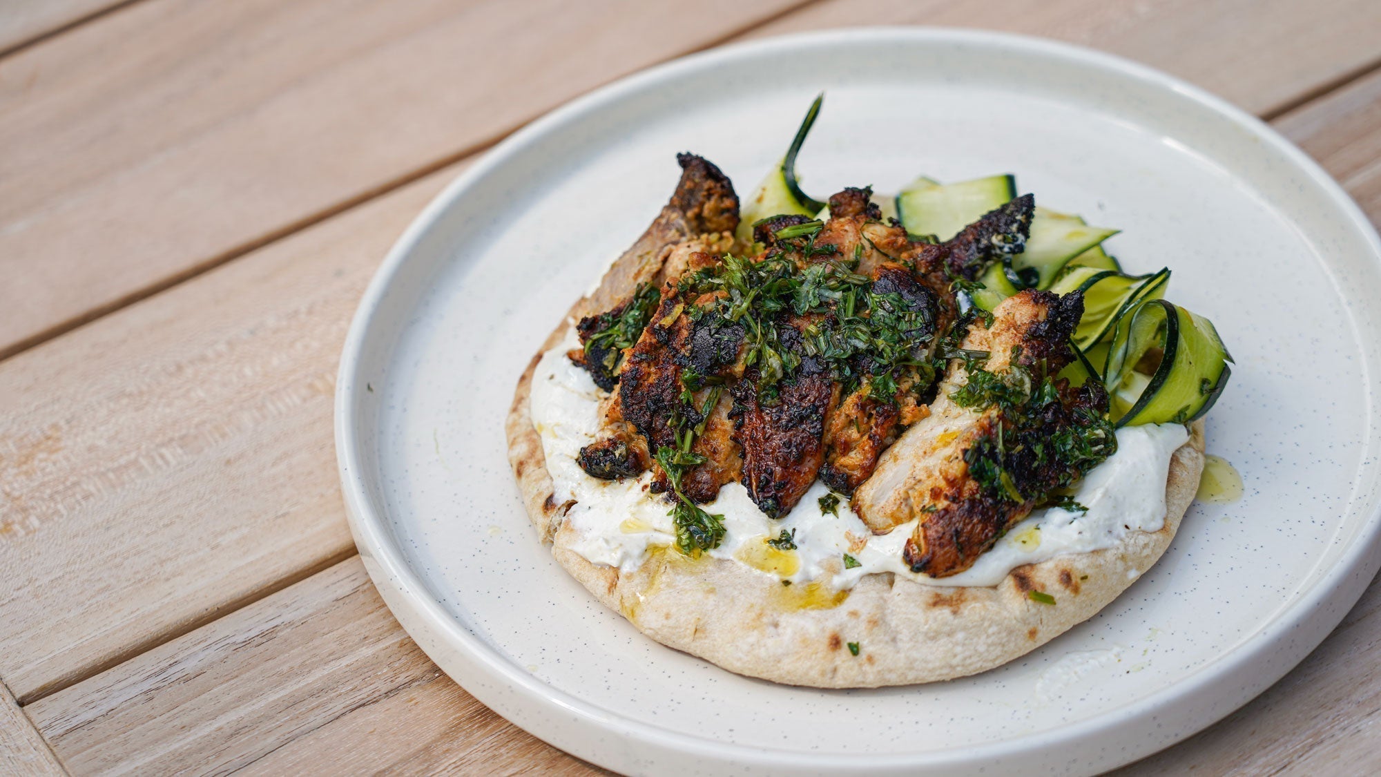 Saftige Hähnchenspieße mit Joghurtmarinade & Kräuteröl
