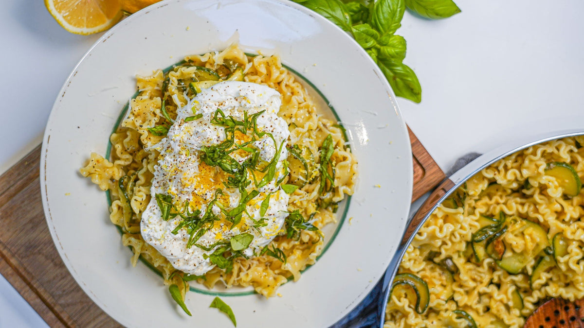 Mafalda Corta mit Zucchini, Zitrone, Kapern & Burrata