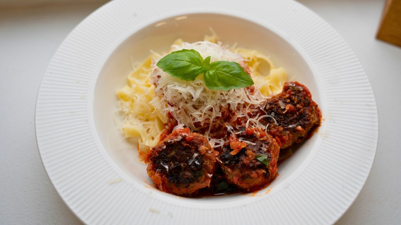 Pasta mit Hackbällchen in Tomatensoße