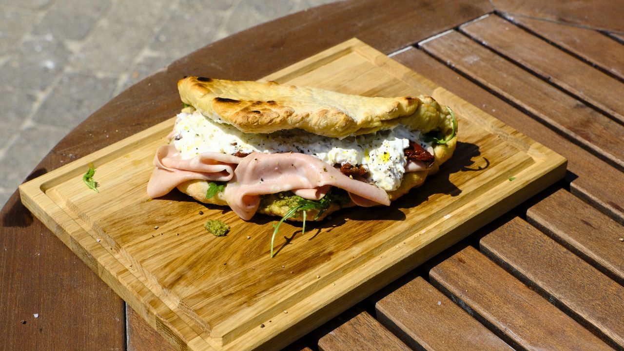 Pizza-Sandwich mit Mortadella, Burrata und Pesto