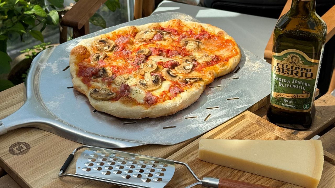 Pizza mit Salsiccia, Pilzen und frischem Rosmarin