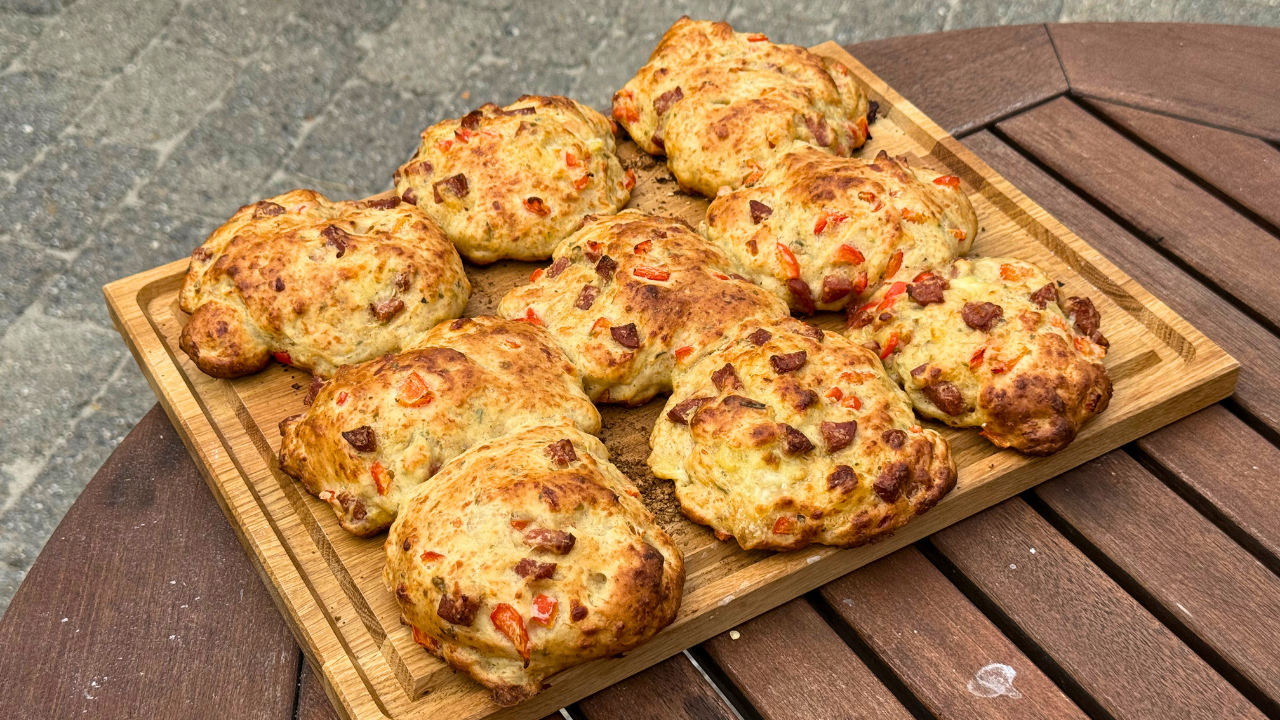 Zupf-Pizzabrot mit Chorizo, roter Paprika und Mozzarella
