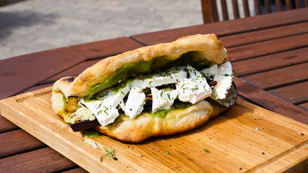 Pizzasandwich mit gegrilltem Gemüse, karamellisierten Zwiebeln und Pesto