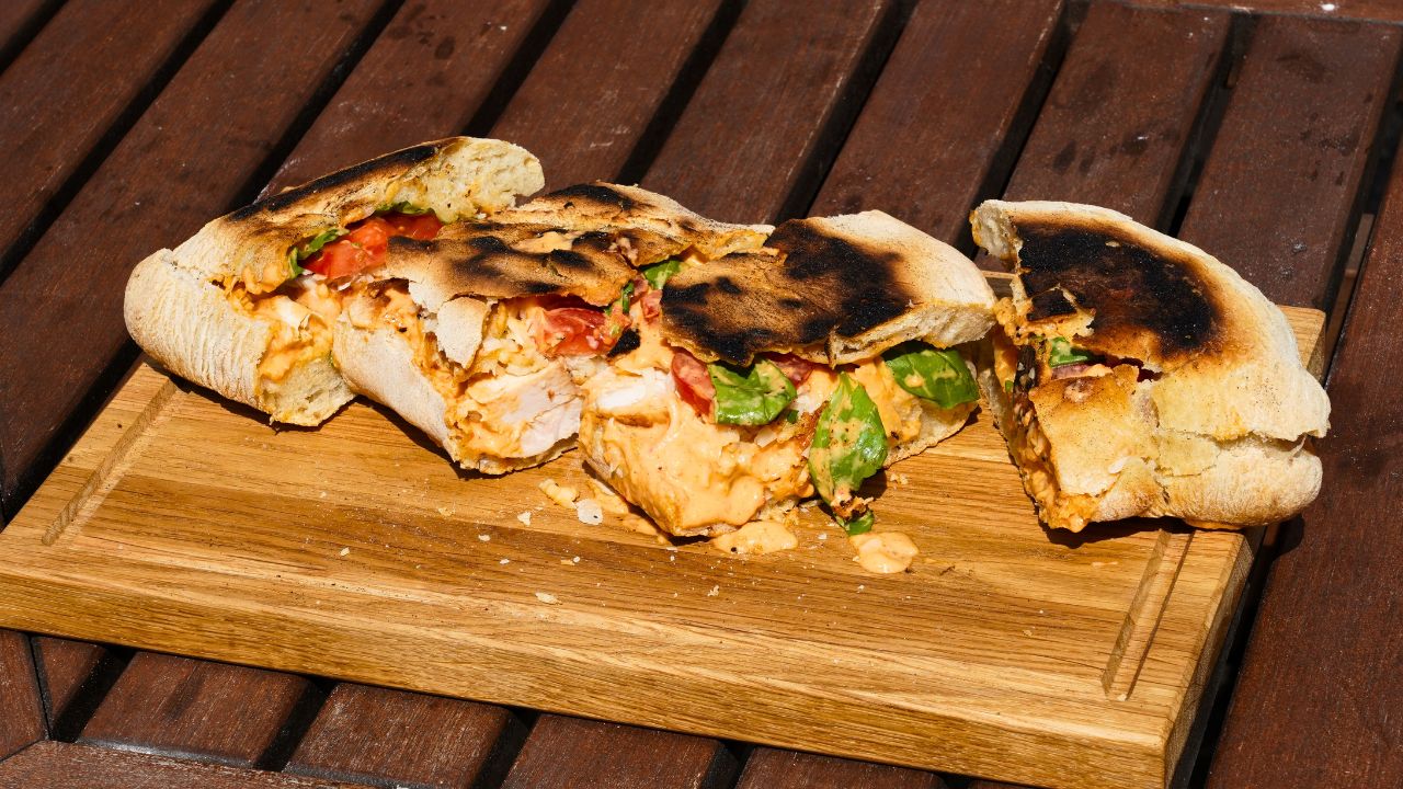 Pizzasandwich mit Hähnchen, rotem Pesto und Mozzarella