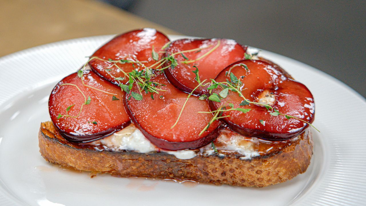 Geröstetes Sauerteigbrot mit Pflaumenaprikosen und Burrata