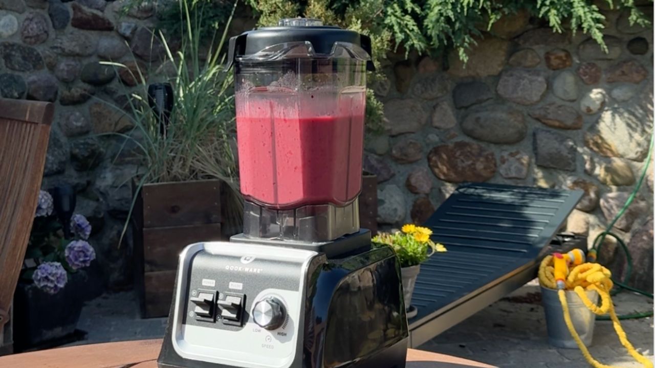 Roter Smoothie mit Beeren und Kokos