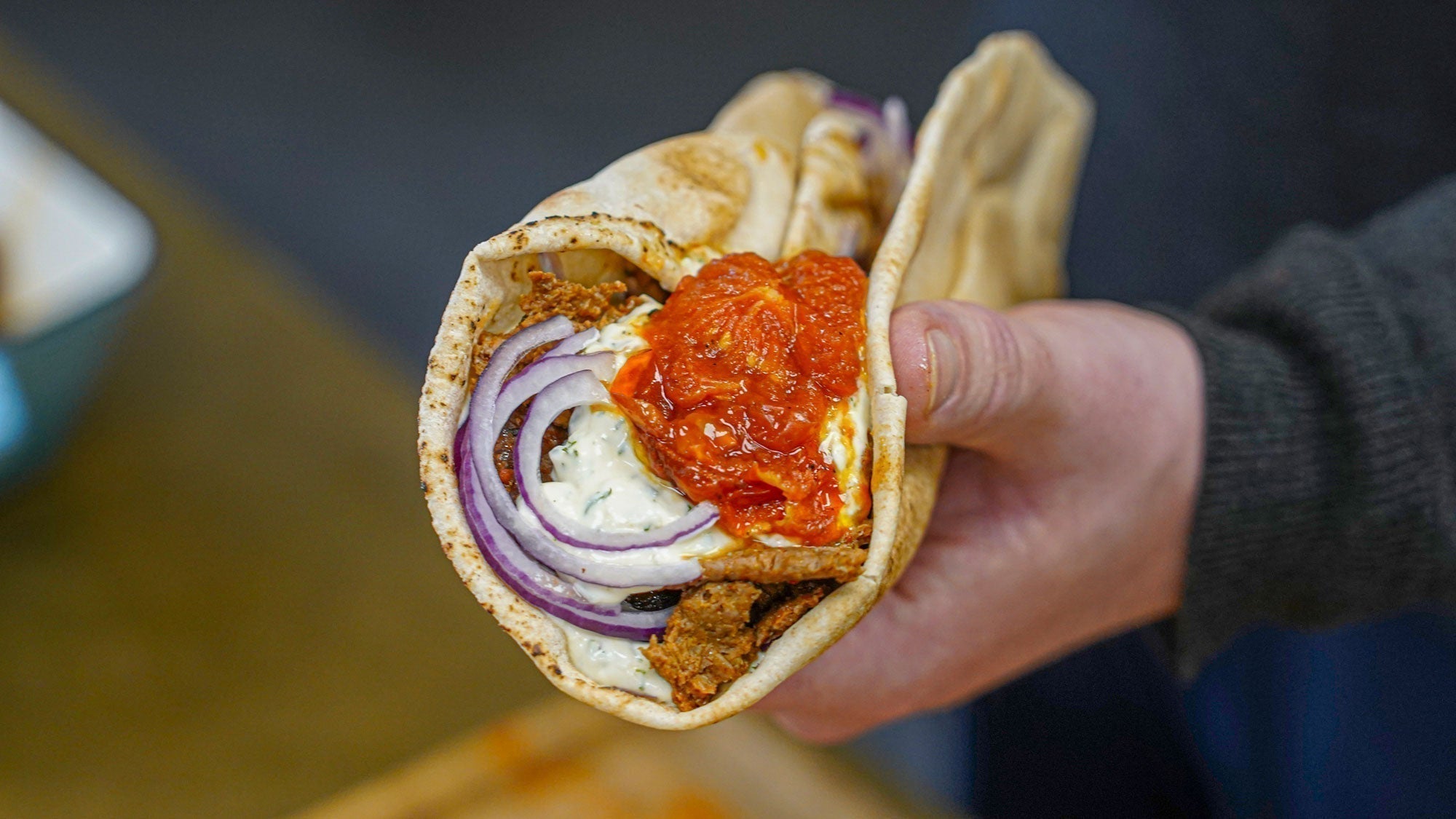 Hausgemachtes Shawarma im Fladenbrot mit Tzatziki & Ofentomaten