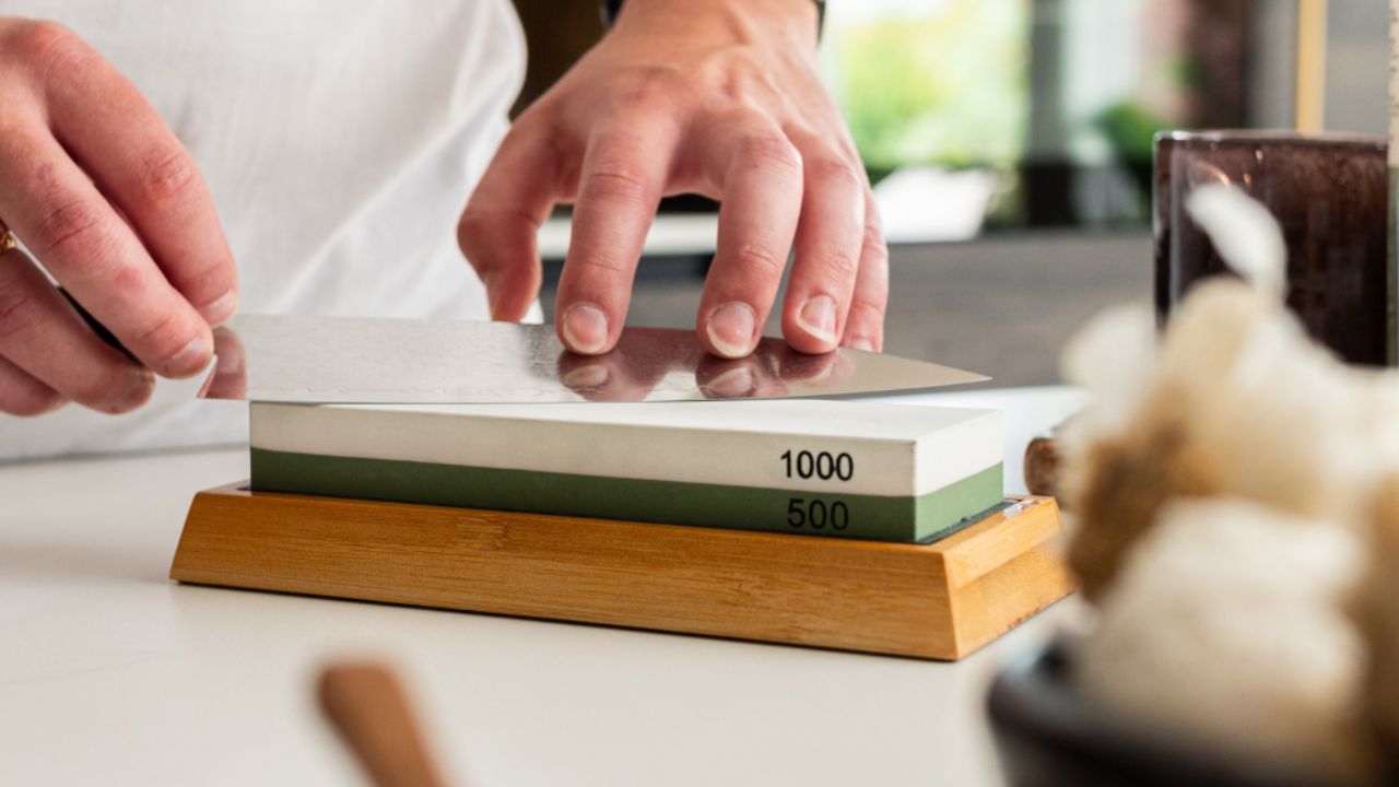 Messer mit dem Schleifstein schärfen