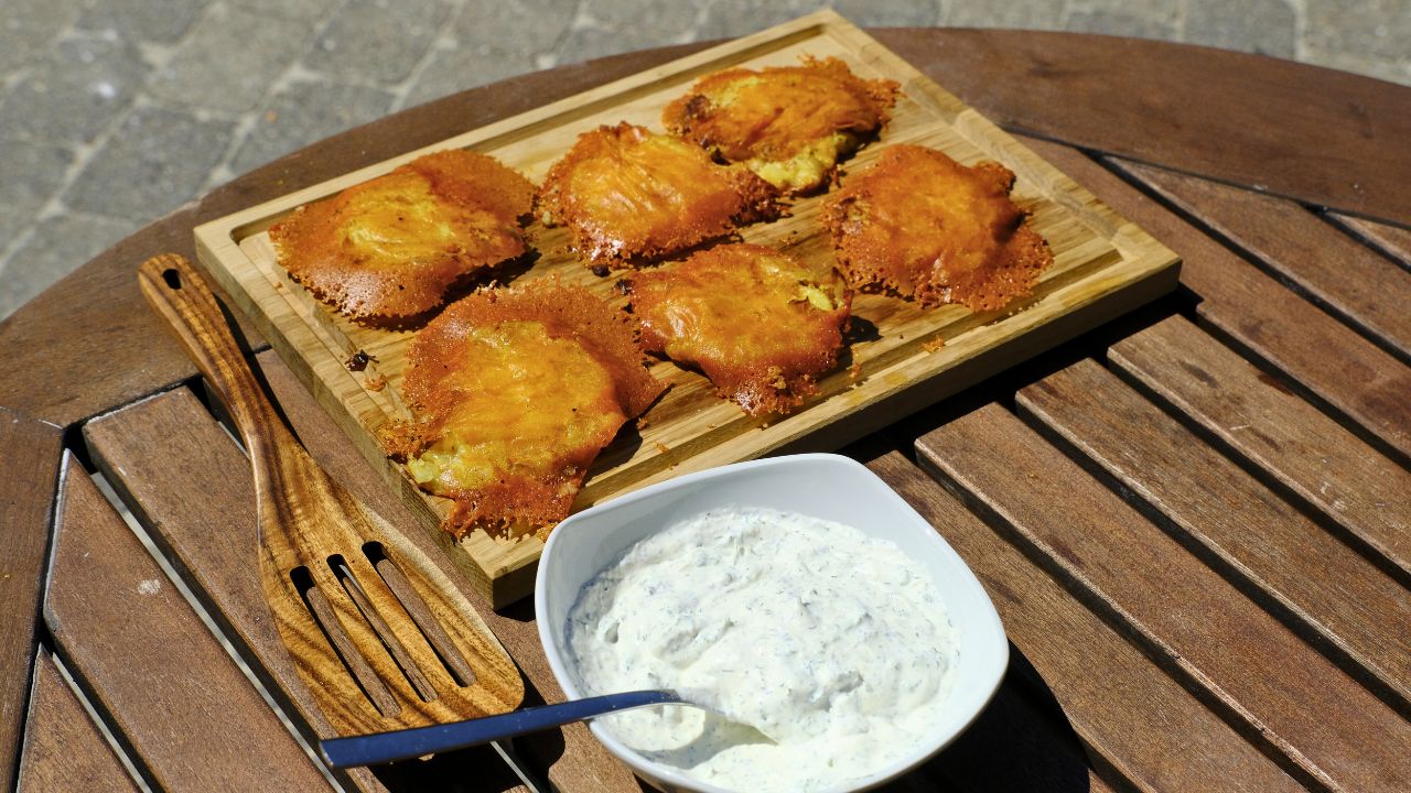 Smashed Potatoes mit Käse vom Grill - Serviert mit leckerem Ranch-Dip