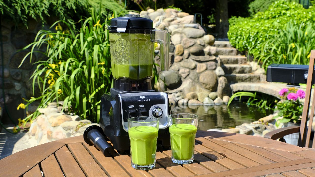 Grüner Energie-Smoothie mit Spinat und Ananas