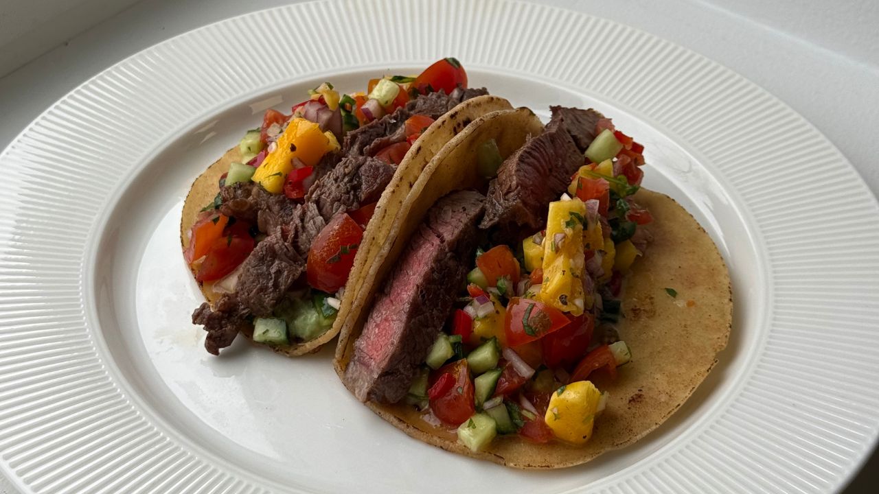 Steak-Tacos mit Avocadacreme und frischer Mango-Salsa – einfaches und leckeres Rezept