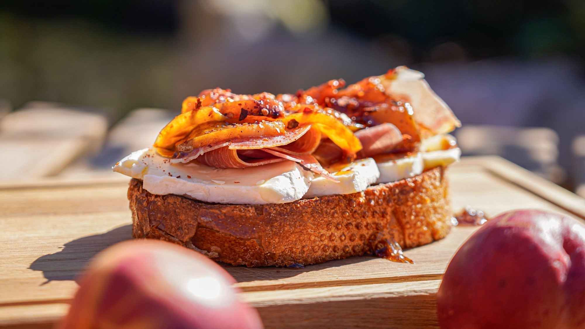 Gebratenes Sauerteigbrot mit karamellisierter Nektarine, Brie &amp; Parmaschinken