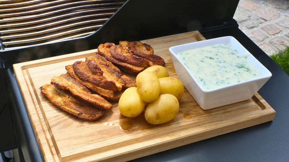Knuspriger Schweinebauch mit Petersiliensauce vom Grill