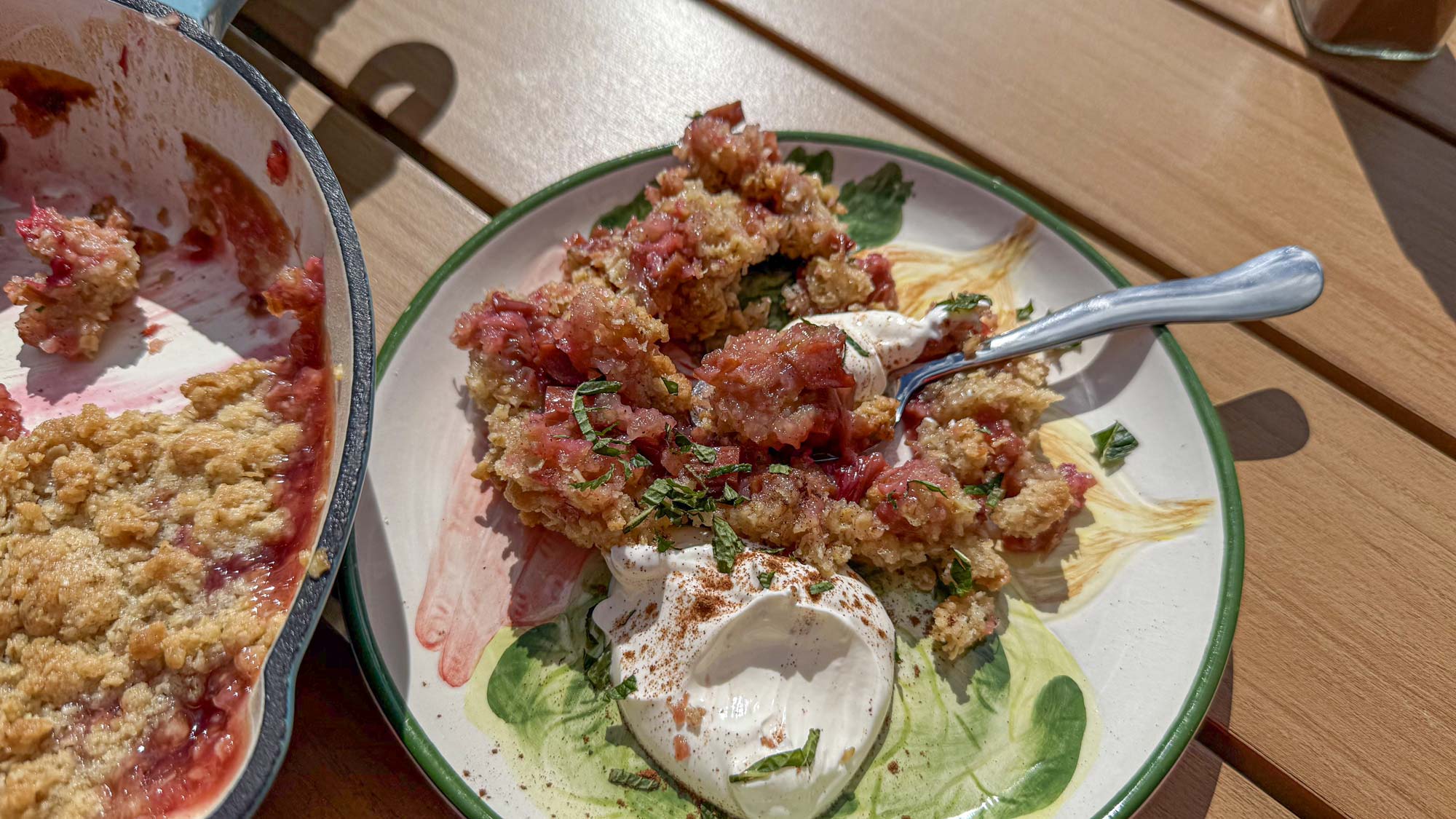 Sommer-Crumble mit frischem Rhabarber und Minze