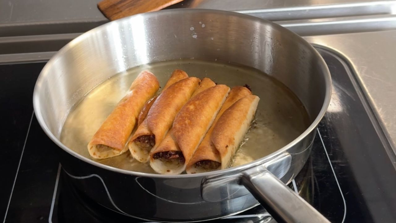 Taquitos mit Rindfleisch, Mais und Jalapeños