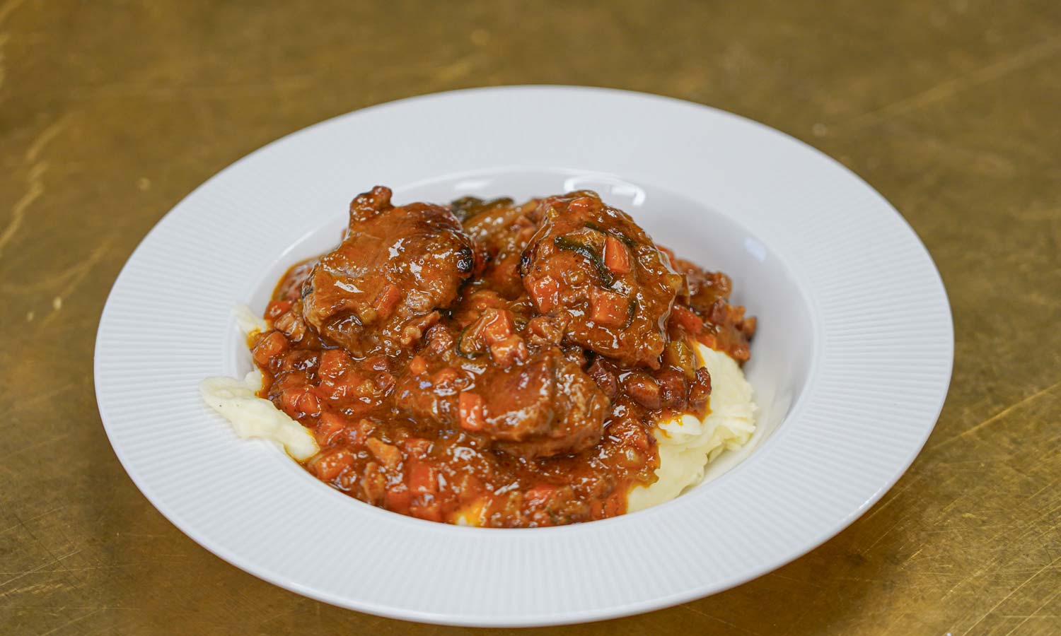 In Rotwein geschmorte Schweinebäckchen mit cremigem Kartoffelpüree