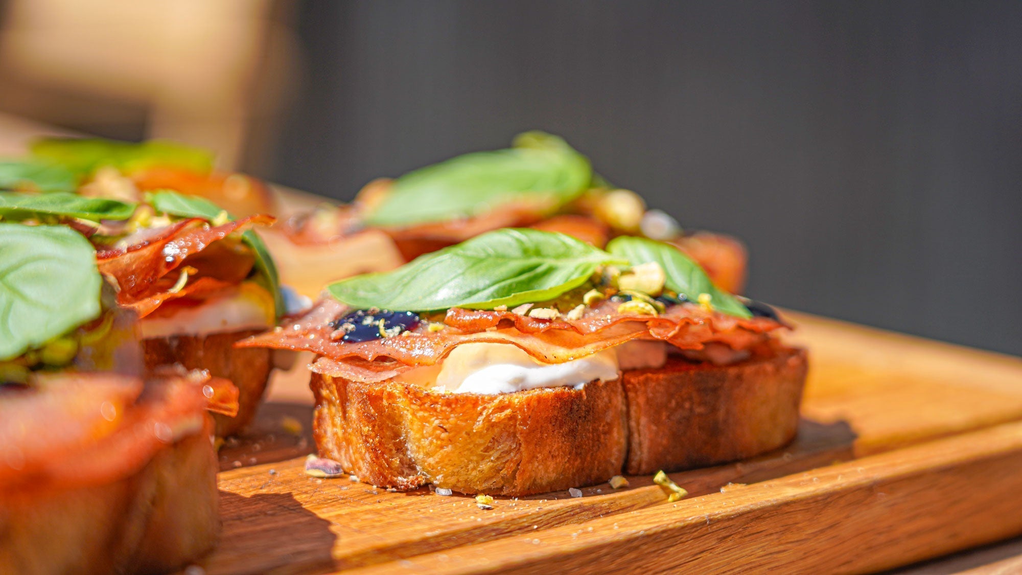 Bruschetta mit gebratener Mortadella, Pistazien & Burrata