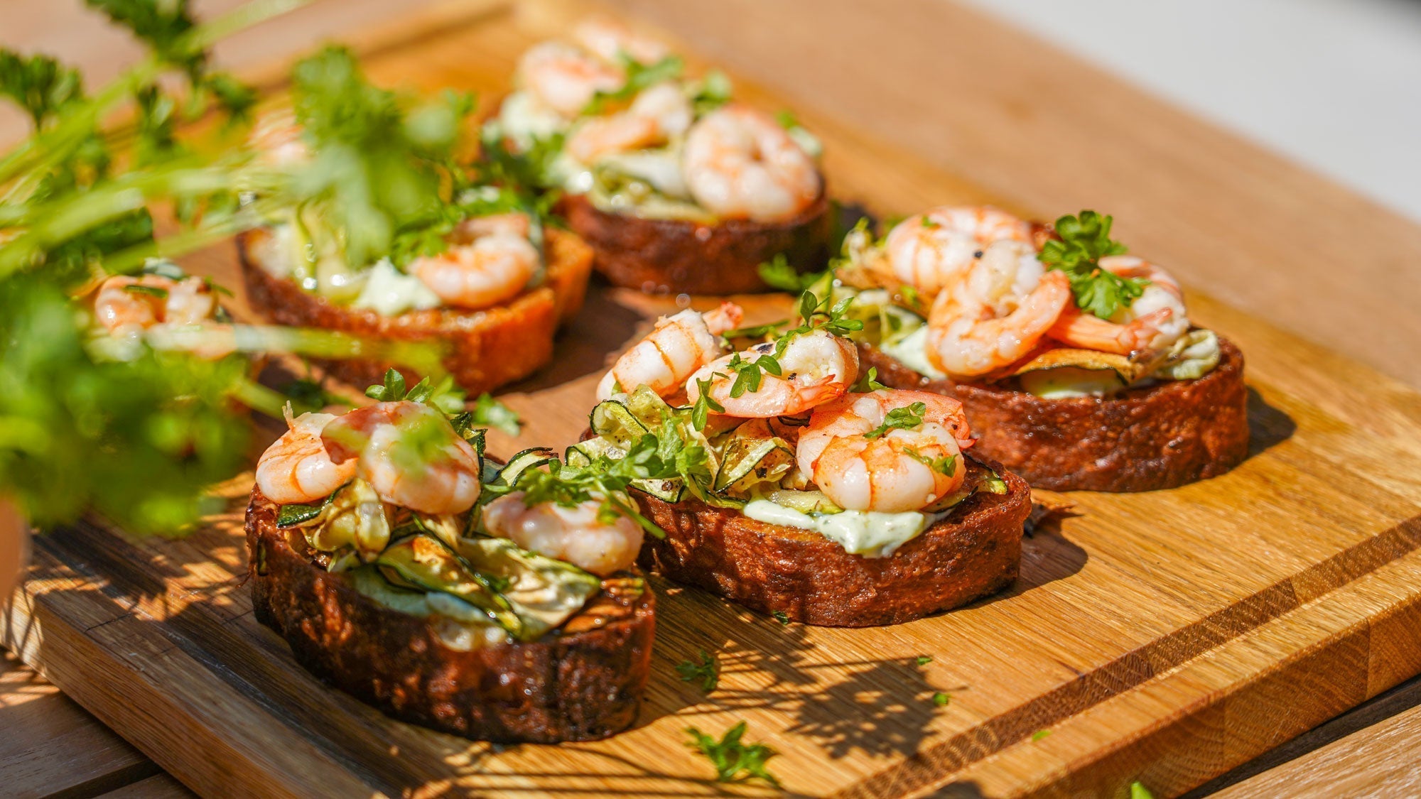 Bruschetta mit Ricotta, Zucchini, Riesengarnelen & Zitrone