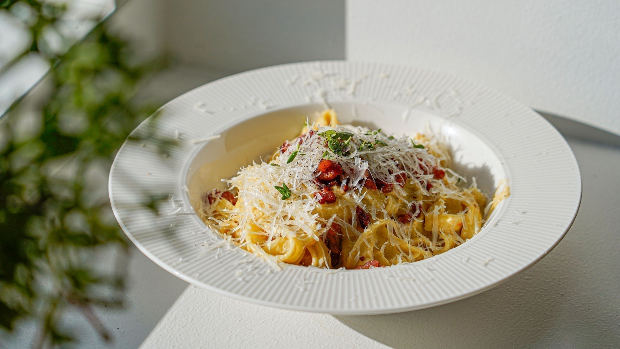 Cremige Tagliatelle mit pürierter Lauchsauce und knusprigem Speck