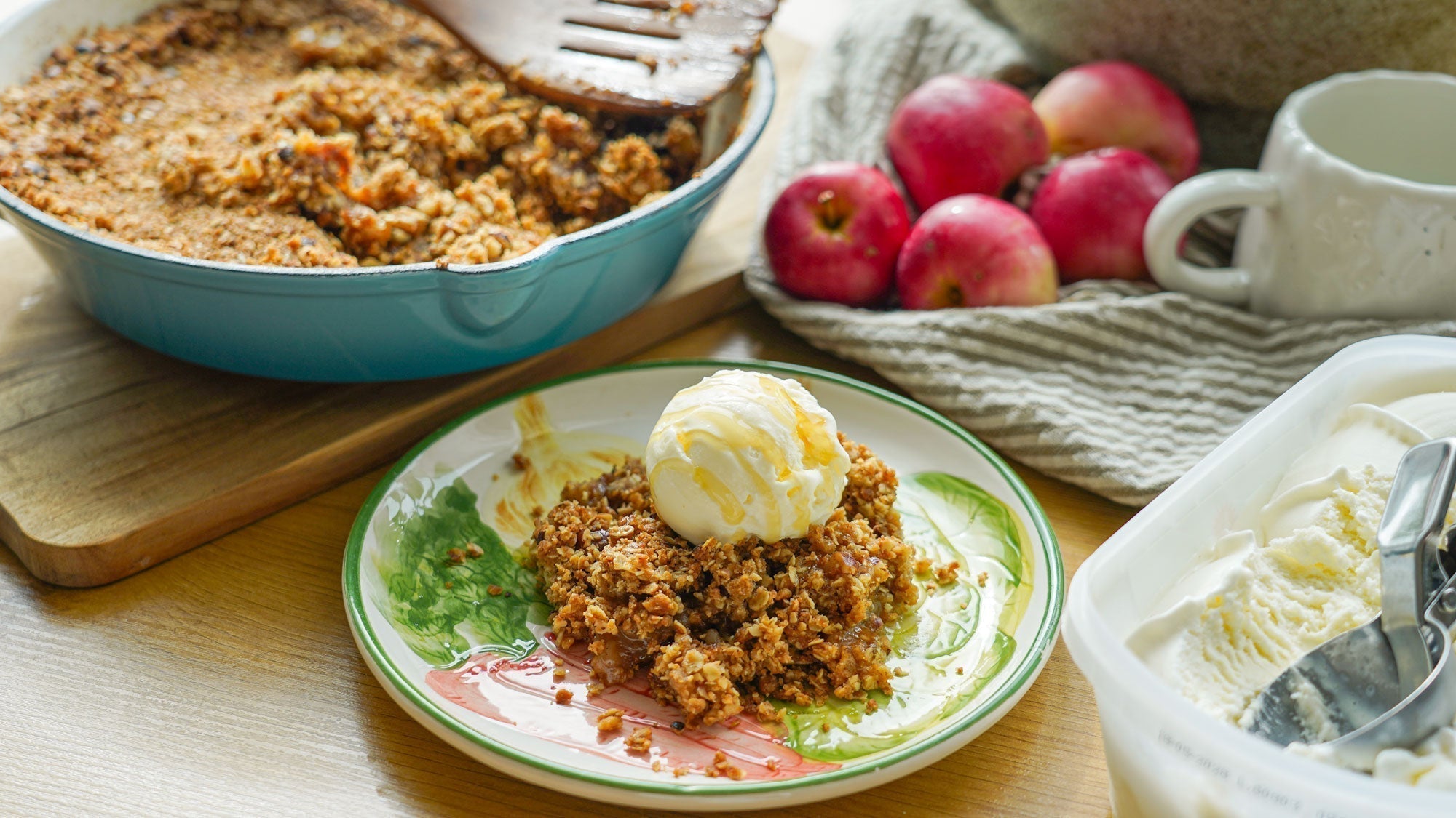 Apfel-Crumble mit gebräunter Butter, Zimt & Vanilleeis